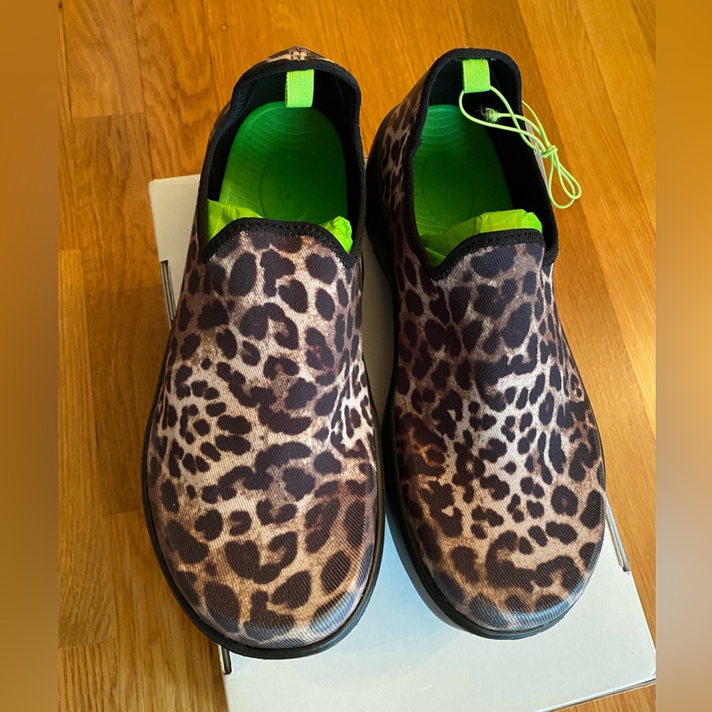 Oofos Oomg Eezee Low Women's Black Cheetah Size 9
